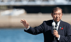 最后关头，高市早苗被催辞职谢罪！24小时内，辽宁舰逼近琉球，对外释放信号很不寻常！